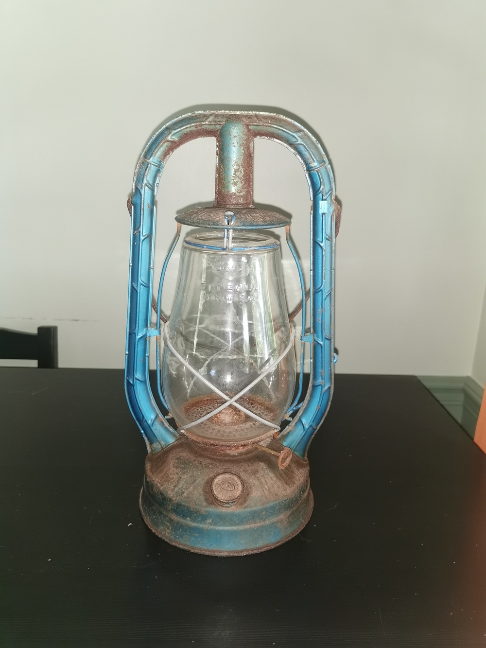 VTG Dietz Monarch Barn Kerosene Lantern Glass Globe and Blue Painted Metal Frame